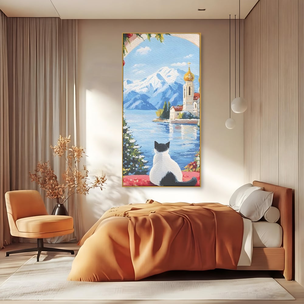 Tablou canvas cu tablou canvas cu pisica privind spre munte, in rama de aluminiu auriu, pe perete intr-un dormitor